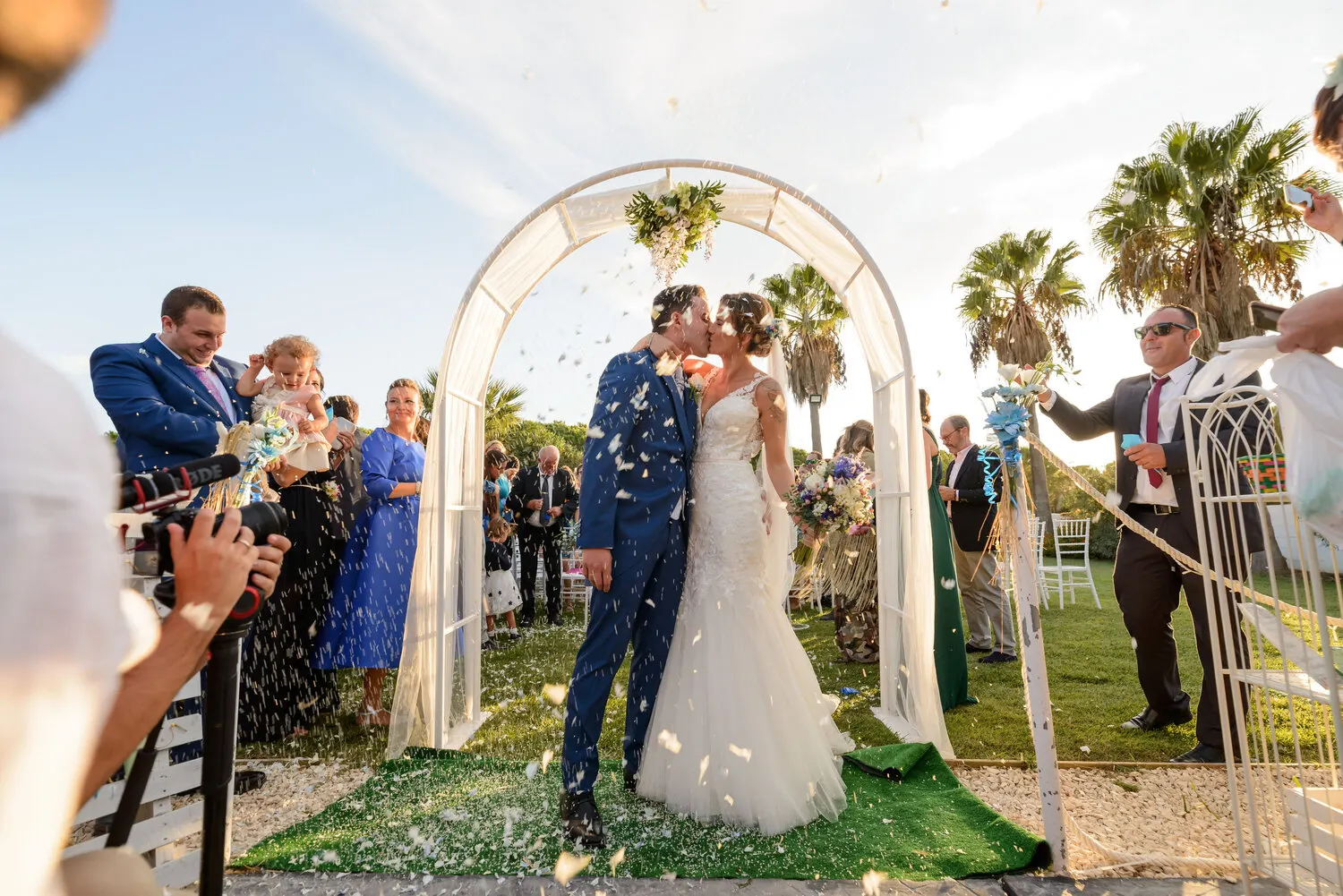 Beso de los novios en blanco y negro, fotografía de boda en Cádiz