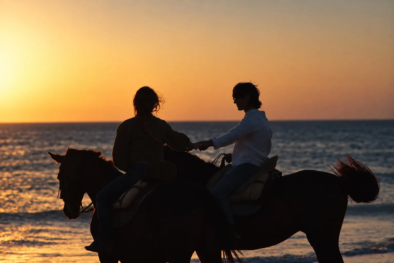 Pedida de mano a caballo en la orilla del mar al atardecer, Cádiz